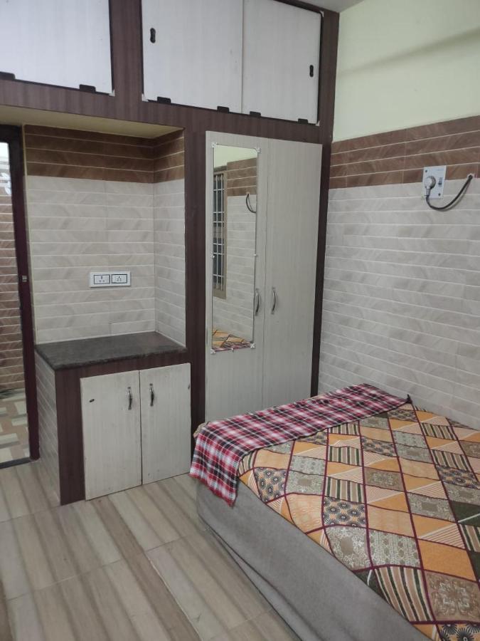Sri Vari Residency Hostel Велор Екстериор снимка