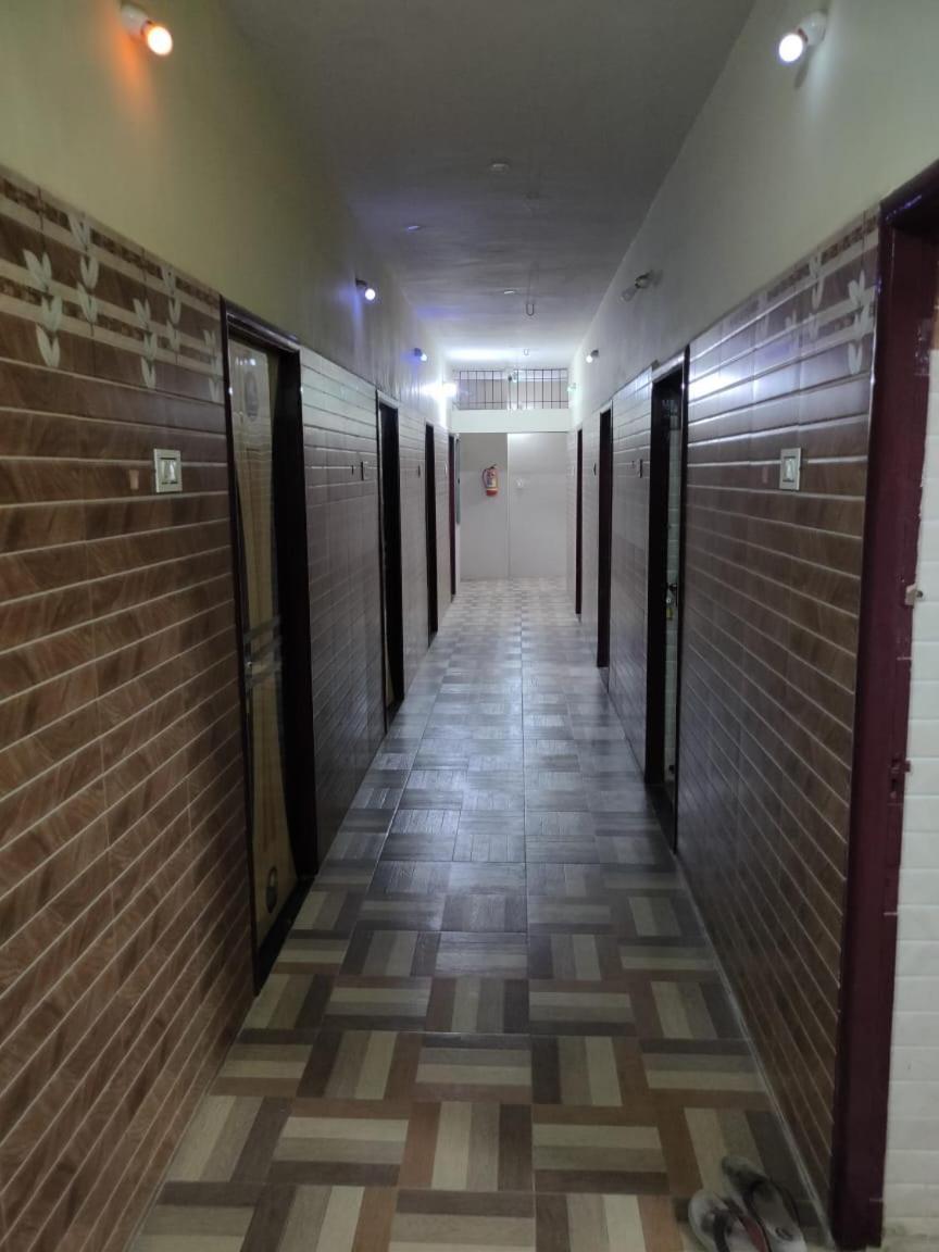 Sri Vari Residency Hostel Велор Екстериор снимка