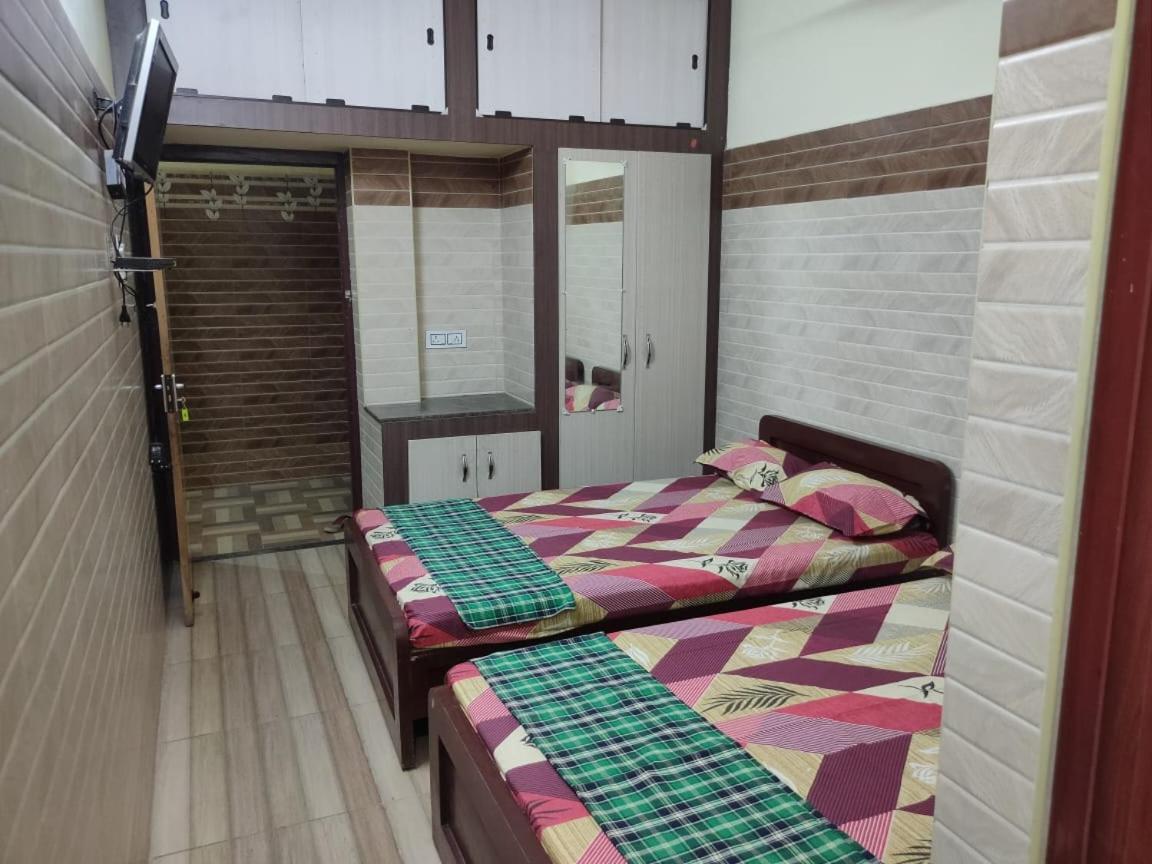 Sri Vari Residency Hostel Велор Екстериор снимка
